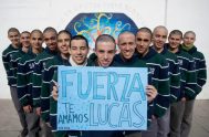 Doce compañeros de un mismo colegio se pelaron para solidarizarse con Lucas Casor, un chico de 17 de años de Córdoba que está…
