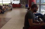 Un pasajero libanés que esperaba un vuelo en el aeropuerto de Praga (República Checa) quiso acortar la espera tocando en un piano del…