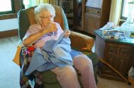 Lillian Weber, una anciana de casi 100 años, pasó los últimos tiempos haciendo prendas para donar a pequeñas chicas de la otra punta…