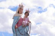Santa María, Madre nuestra que en cada misterio del Santo Rosario nos brindas al Salvador.   Acudimos a ti necesitados. Nos alegramos que…