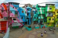 Los artistas Jeroen Koolhaas y Dre Urhahn crean arte comunitario pintando barrios enteros. Reciben la colaboración de los residentes para la renovación del…