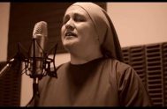 Desde su rincón en el mundo hace pública la música que el Señor le inspira. Hermana Maria de los Angeles, Clarisa de Puerto Esperanza…