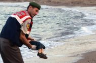 03/09/2015 – La imagen de un niño de 3 años muerto en una playa ha retratado el drama de los refugiados que buscan…
