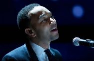 En uno de los tantos momentos emotivos de las charlas TED para la educacion el cantante norteamericano de musica R&B John Legend se…
