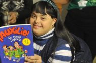 Noelia Garella es la primera maestra con síndrome de Down, se recibió de maestra jardinera en el año 2007 y hoy enseña en…