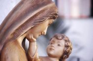 El amor maternal de la Virgen María se hace cercano a los humildes, y a los pobres, a quienes necesitan de la misericordia…