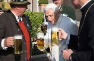 ¿Sabías que la Iglesia Católica tiene un rito especial para bendecir la cerveza?  Pues sí, la bendición de la cerveza existe y es tan…