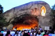Dóciles a la invitación de tu voz maternal,  Virgen Inmaculada de Lourdes, acudimos a tus pies en la humilde gruta donde apareciste para…