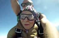 ¡Era sus sueño y lo cumplió! Beth Roberts ha celebrado sus 90 cumpleaños de una forma muy especial, ¡con un salto en paracaídas!…