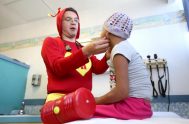 Vestido de superhéroe, príncipe, payaso o chef, un médico busca alegrar y dar una mejor vida a los niños con cáncer que atiende…