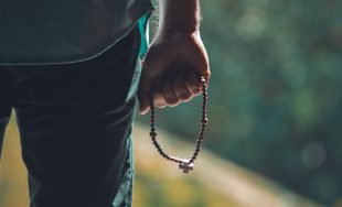(2Cor11, 1-11; Sal 110, 1-4. 7-8; Mt 6, 7-15) Todos somos débiles. Cualquiera puede ser tentado y…