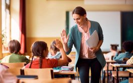 Oh Dios, tú que siempre has llevado la vida a su perfección plena mediante el paciente crecimiento, dame paciencia para guiar a mis alumnos a lo mejor en la vida. Enséñame a usar los móviles del amor y el interés; y sálvame de la debilidad de la coerción. Ayúdame a vitalizar la vida y a no limitarme a ser un…