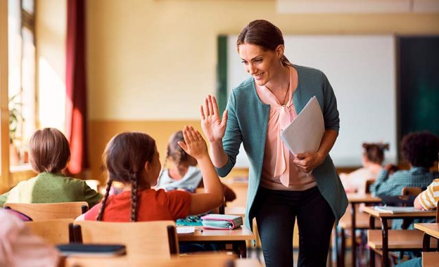 Oh Dios, tú que siempre has llevado la vida a su perfección plena mediante el paciente crecimiento, dame paciencia para guiar a mis alumnos a lo mejor en la vida. Enséñame a usar los móviles del amor y el interés; y sálvame de la debilidad de la coerción. Ayúdame a vitalizar la vida y a no limitarme a ser un…