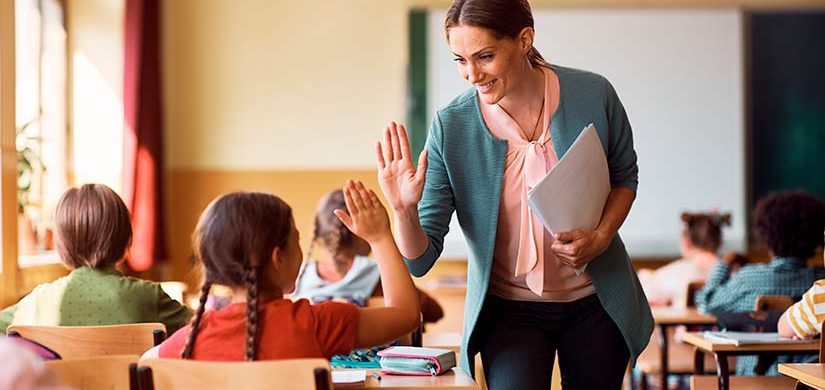 Oh Dios, tú que siempre has llevado la vida a su perfección plena mediante el paciente crecimiento, dame paciencia para guiar a mis alumnos a lo mejor en la vida. Enséñame a usar los móviles del amor y el interés; y sálvame de la debilidad de la coerción. Ayúdame a vitalizar la vida y a no limitarme a ser un…