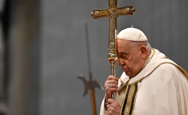 Padre bueno y lleno de amor,te damos gracias por la vida del Papa Francisco,un pastor cercano que guía con sabiduría y entrega a tu Iglesia. Te pedimos que lo sostengas con tu fuerza,que renueves cada día su cuerpo y su espíritu,que le des salud, paz y alegría para seguir anunciando tu amor. Protégelo de todo mal,cuídalo en sus fragilidades,y dale…