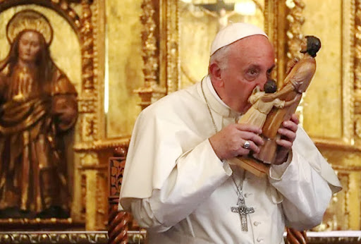 El Papa Francisco, en la carta apostólica, Patris Corde se comparten dos oraciones a San José. Una de ellas es una regalo sobre su devoción al santo. “Todos los días, durante más de cuarenta años, después de Laudes, recito una oración a san José tomada de un libro de devociones francés del siglo XIX, de la Congregación de las Religiosas…